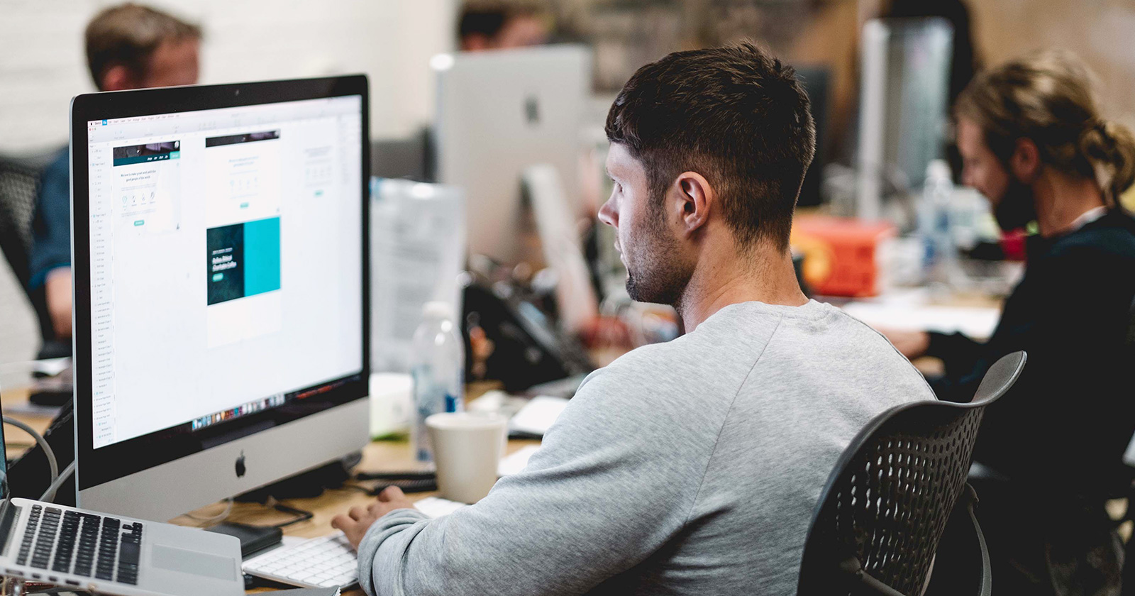 Ufficio moderno con infrastruttura digitale
